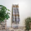 Plaid laine mélangée currygrisrust PLD382 ambiance Plaid doux laine mélangée Féroé écossais gris/ocre