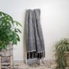Plaid laine mélangée noir chiné PLD376 ambiance Plaid doux laine mélangée Baltik noir chiné