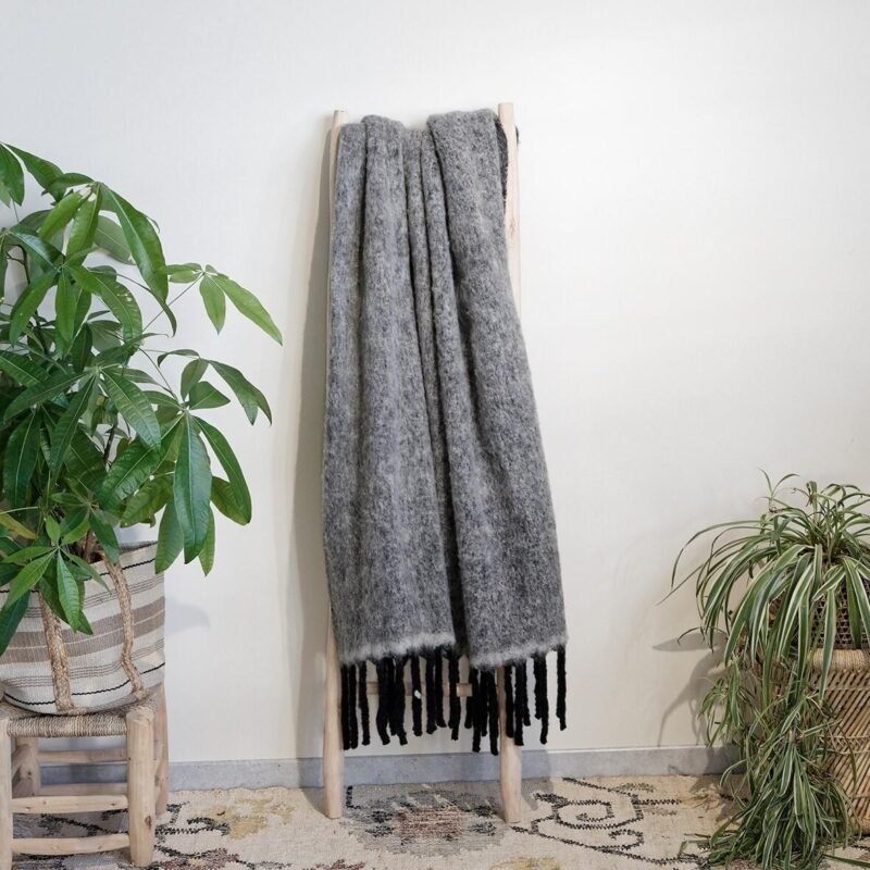 Plaid laine mélangée noir chiné PLD376 ambiance Plaid doux laine mélangée Baltik noir chiné