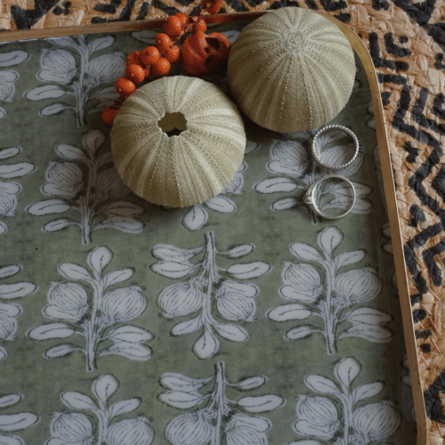 Plateau carré métal émaillé Alhambra olive, bordure dorée