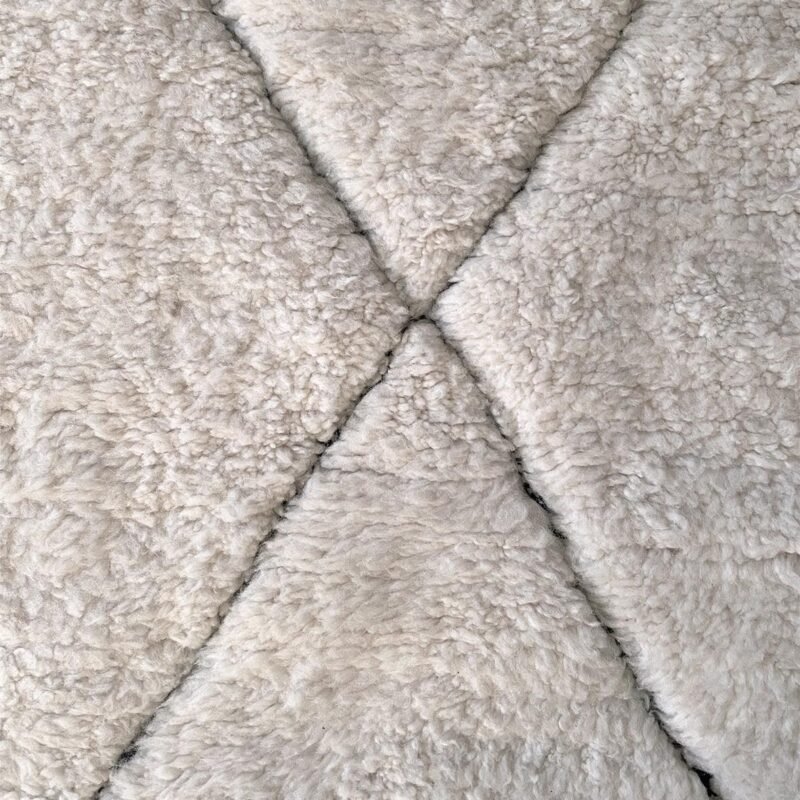 IMG-3322 carré OK Tapis Beni Ouarain losanges noirs brodés dans la trame