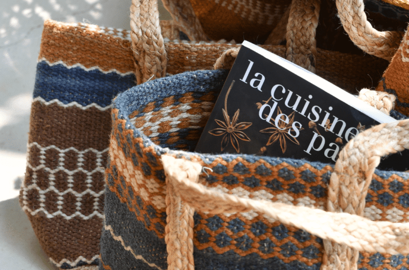 051 Panier en jute tressé bleu-gris et rouille