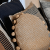 COU295G-1 Coussin rond à pompons