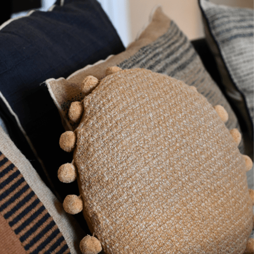 Coussin rond à pompons