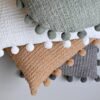 COU297-2 Housse de coussin tissée main à pompons