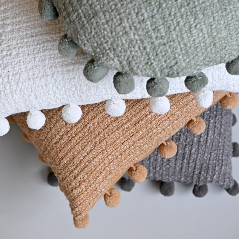 COU297-2 Housse de coussin tissée main à pompons