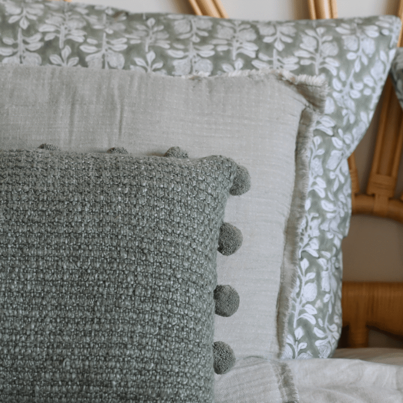 COUSSIN Housse de coussin tissée main à pompons