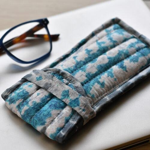 Etui à lunettes matelassé en sari de soie upcyclé