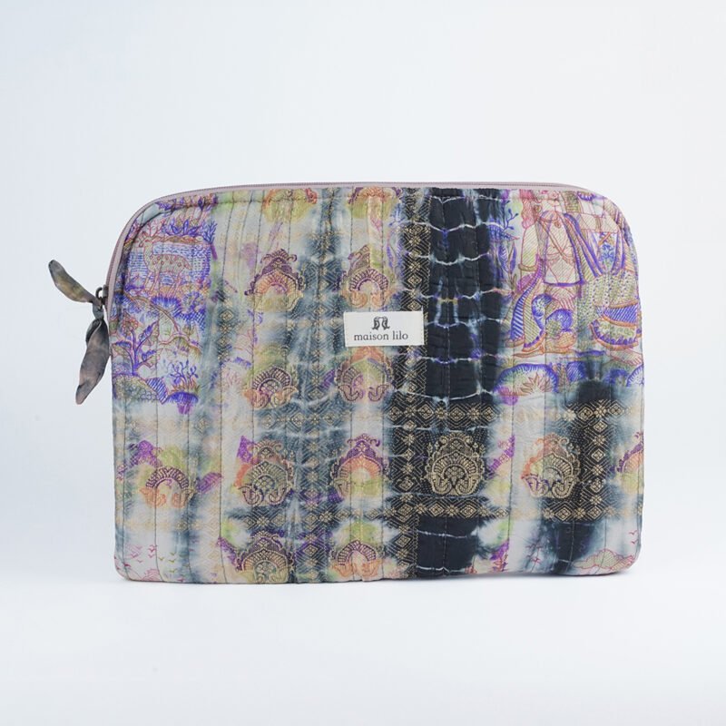 Pochette d'ordinateur en sari de soie upcyclé - pièce unique