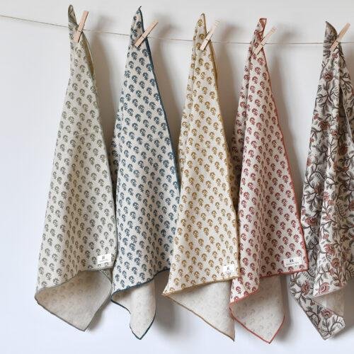 Torchon motif "Bloom" imprimé au tampon de bois, surpiqûre bourdon contrastée