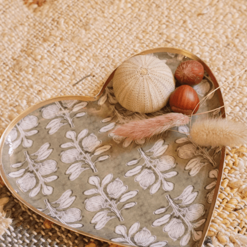 Plateau coeur métal émaillé Alhambra olive, bordure dorée