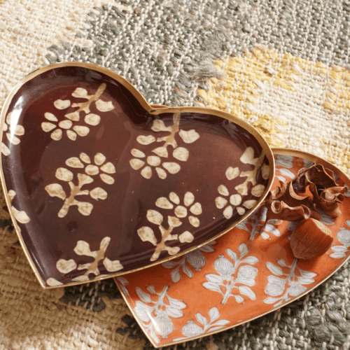 Plateau coeur métal émaillé Acajou, bordure dorée