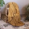 Plaid Douceur ocre, surpiqûre noire PLD288 ambiance Grand Plaid Douceur ocre surpiqûre noire