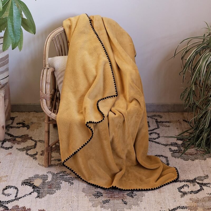 Plaid Douceur ocre, surpiqûre noire PLD288 ambiance Grand Plaid Douceur ocre surpiqûre noire