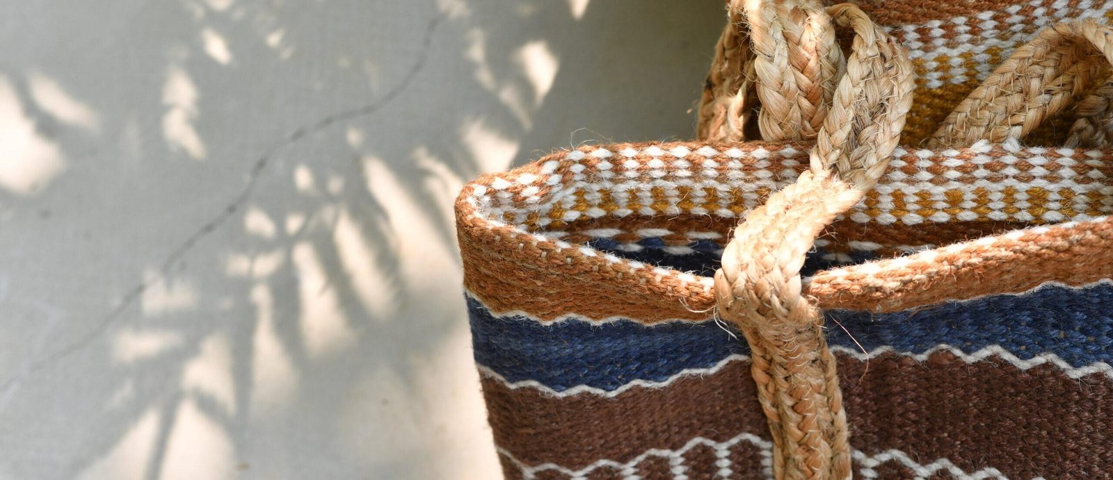 Panier en jute tressé multicolore