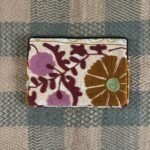 Pochette ordinateur Havana kantha vintage brodé Suzani, coloris doux - 1