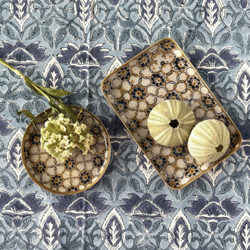 Plateau carré métal émaillé Zellige ocre/bleu, bordure dorée