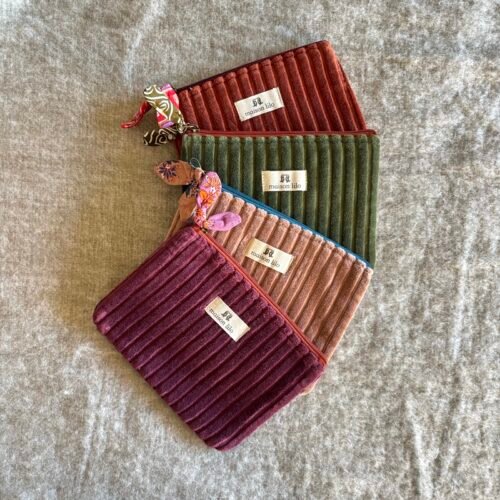 Pochette velours côtelé fermeture zip contrastée, doublure imprimée