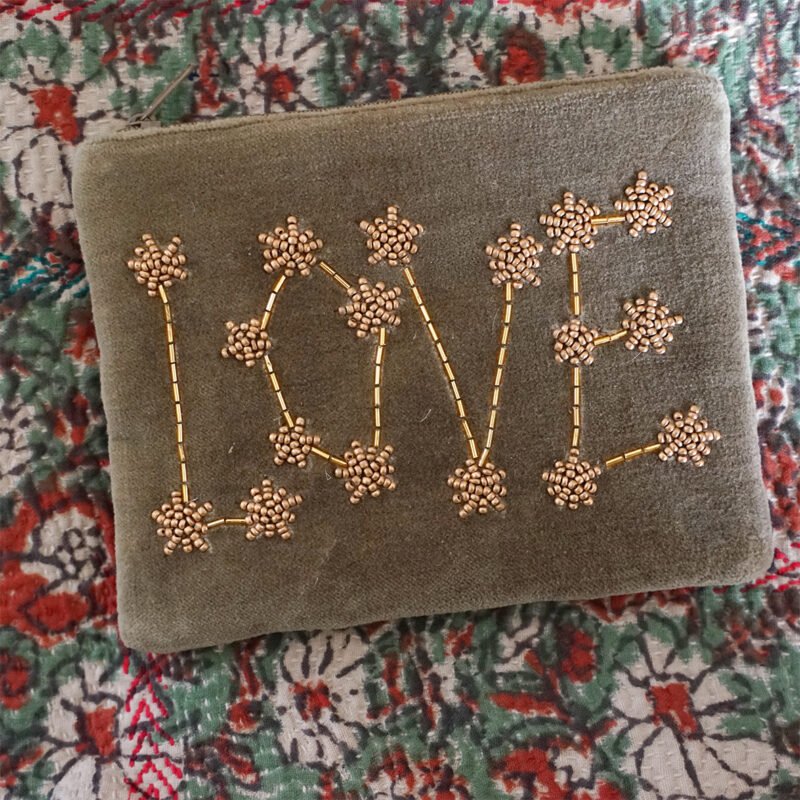 DSC01027 copie Petite pochette velours brodée "LOVE" kaki