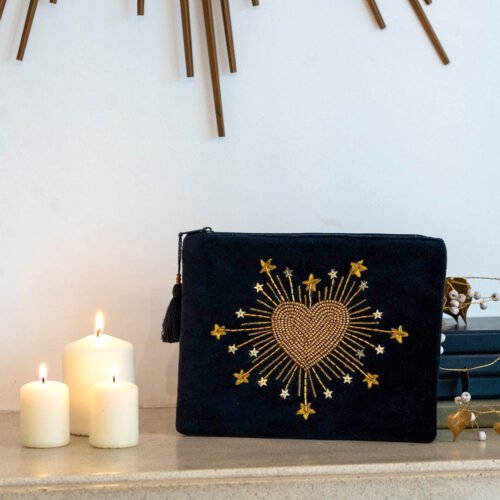 Pochette velours brodée Coeur radieux bleu nuit