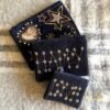 POC BLEU NUIT Pochette velours brodée Stars & hearts bleu nuit