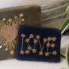POC125 10X10 2 Petite pochette velours brodée "LOVE" bleu nuit