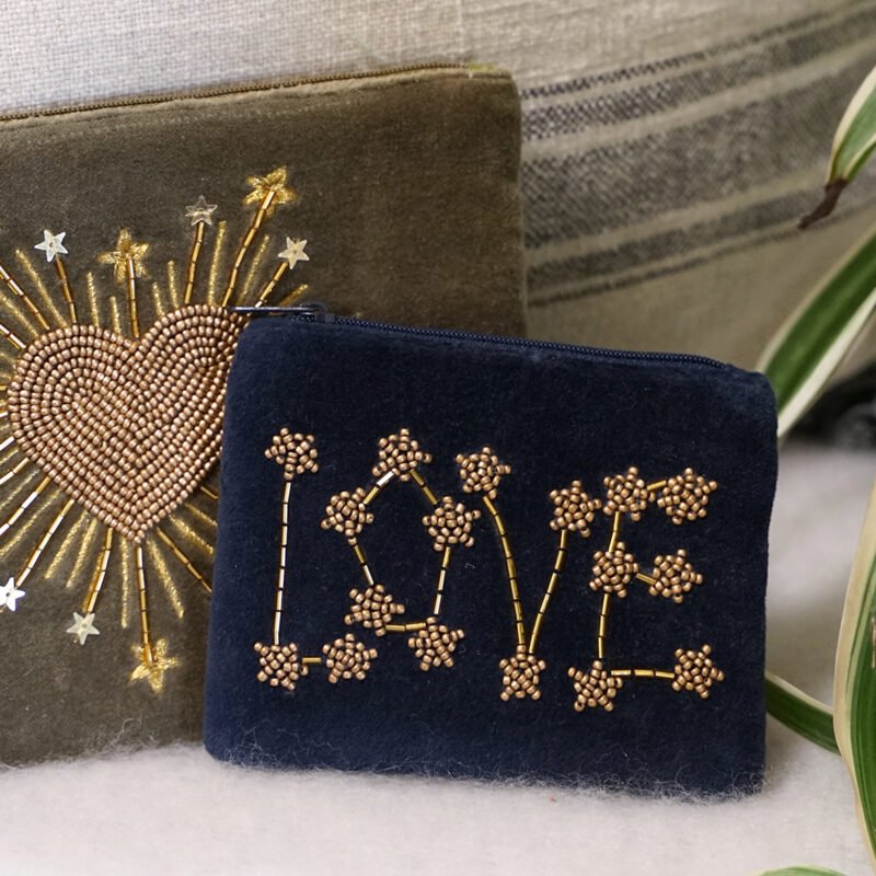 POC125 10X10 2 Petite pochette velours brodée "LOVE" bleu nuit