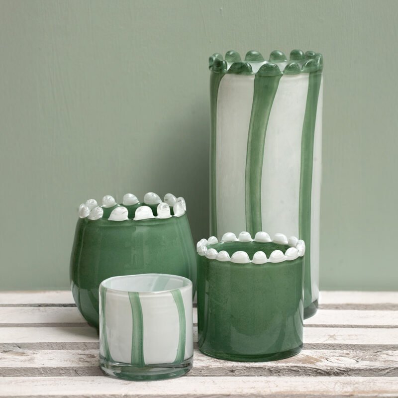 Vase rond vert en verre soufflé bouche bord perlé