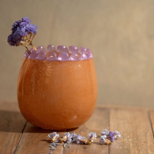 Vase rond moka en verre soufflé bouche bord perlé rose opaline