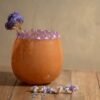 Vase rond moka en verre soufflé bouche bord perlé rose opaline