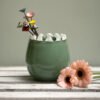Vase rond vert en verre soufflé bouche bord perlé