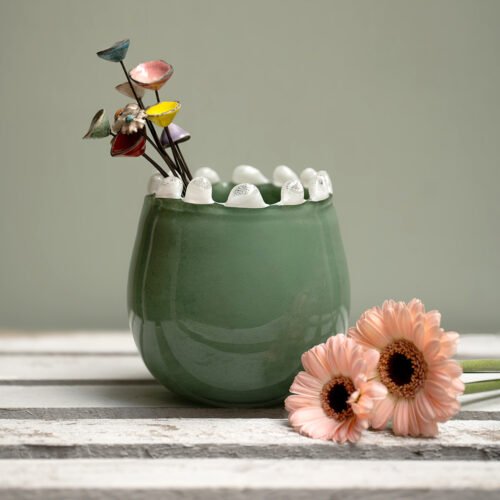 Vase rond vert en verre soufflé bouche bord perlé