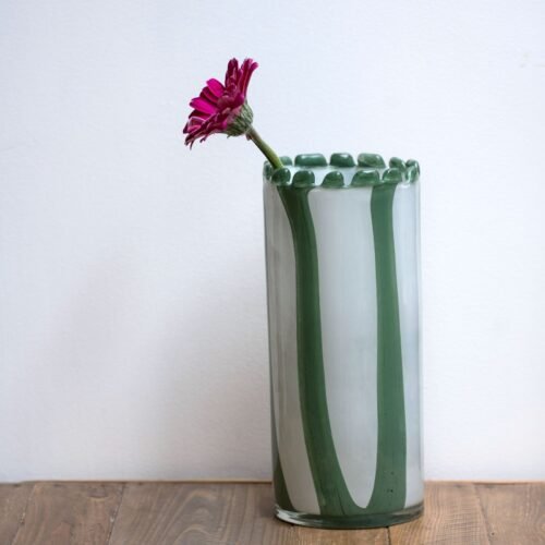 Vase en verre soufflé bouche rayé blanc/vert, bord perlé vert