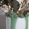 PHP231 detail Vase en verre soufflé bouche rayé blanc/vert, bord perlé vert